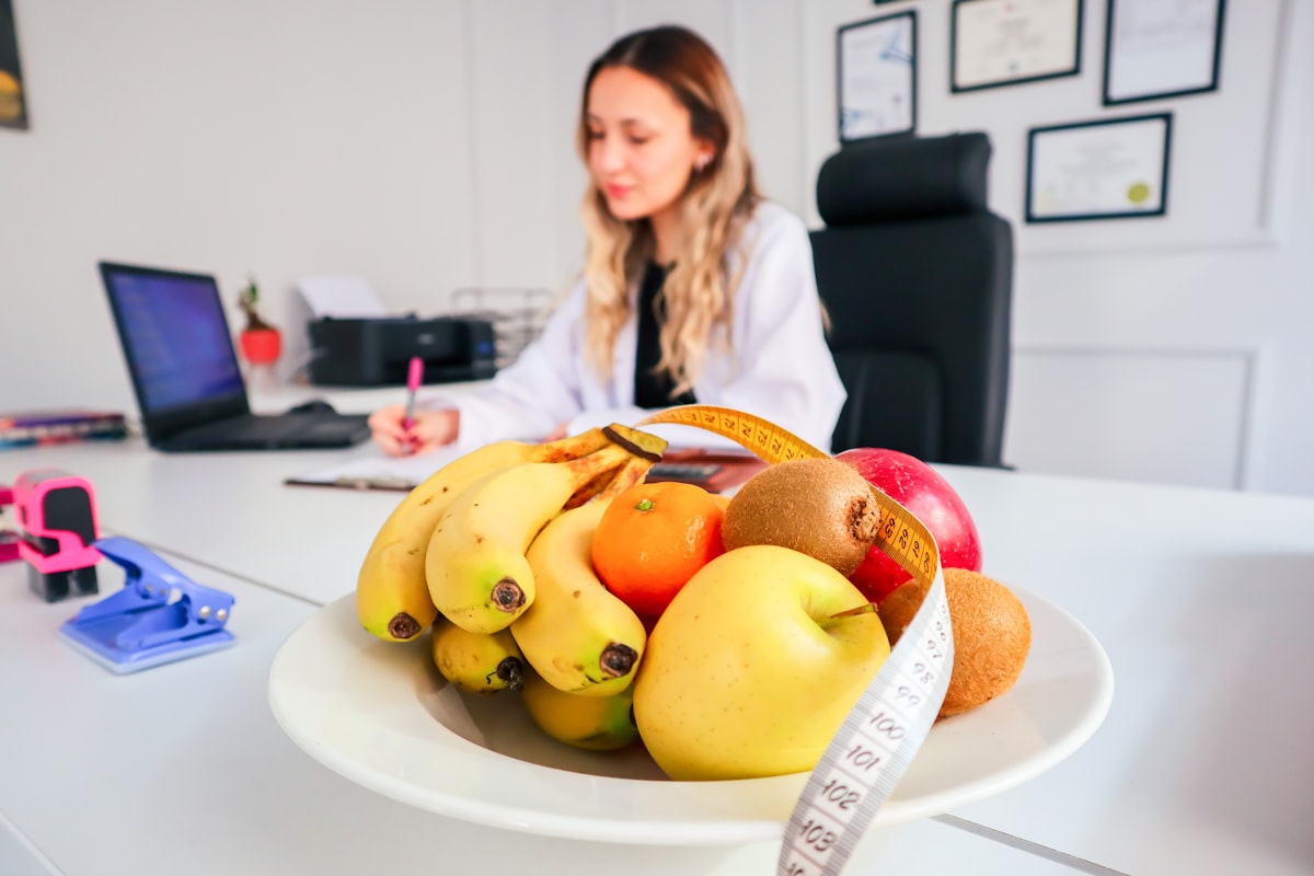 Nutriționist certificat analizând plan nutrițional personalizat